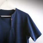 セール65％オフ🔥たった一つの…メンズ🔷コットン17/-天竺🔷アシンメトリー🔷ヘンリーネック🔷Tシャツ🔷Mサイズ🔷ダークブルー