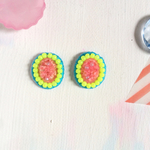 ドライフラワーとビーズ刺繍の一粒ピアス  ネオンカラー