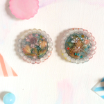 ドライフラワーとビーズ刺繍のマルチカラーピアス 