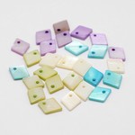NO,82【１０個】天然シェル◆ビタミンカラーひし形小さなチャーム　