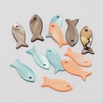 NO,86【１０個】天然シェルお魚カラーチャーム