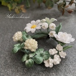 リース型ブローチ〜白い花23a〜