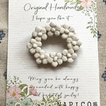 【陶土・陶器】白いお花❀リースw❀楕円aブローチ♡ 