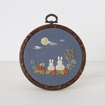 白うさぎと十五夜　手刺繍ファブリックパネル［受注制作］
