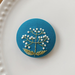 刺繍くるみボタン（ヘアゴム/ブローチ）
