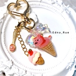 ニャンアイス🍨party🎉キーホルダー ストロベリー🍓 送料無料 おすわり猫 レジン
