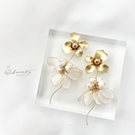 【 〜Flower white〜】マットゴールドフラワーとパールホワイト花びらピアス・イヤリング／ウェディング・ブライダル・秋ピアス・秋イヤリング