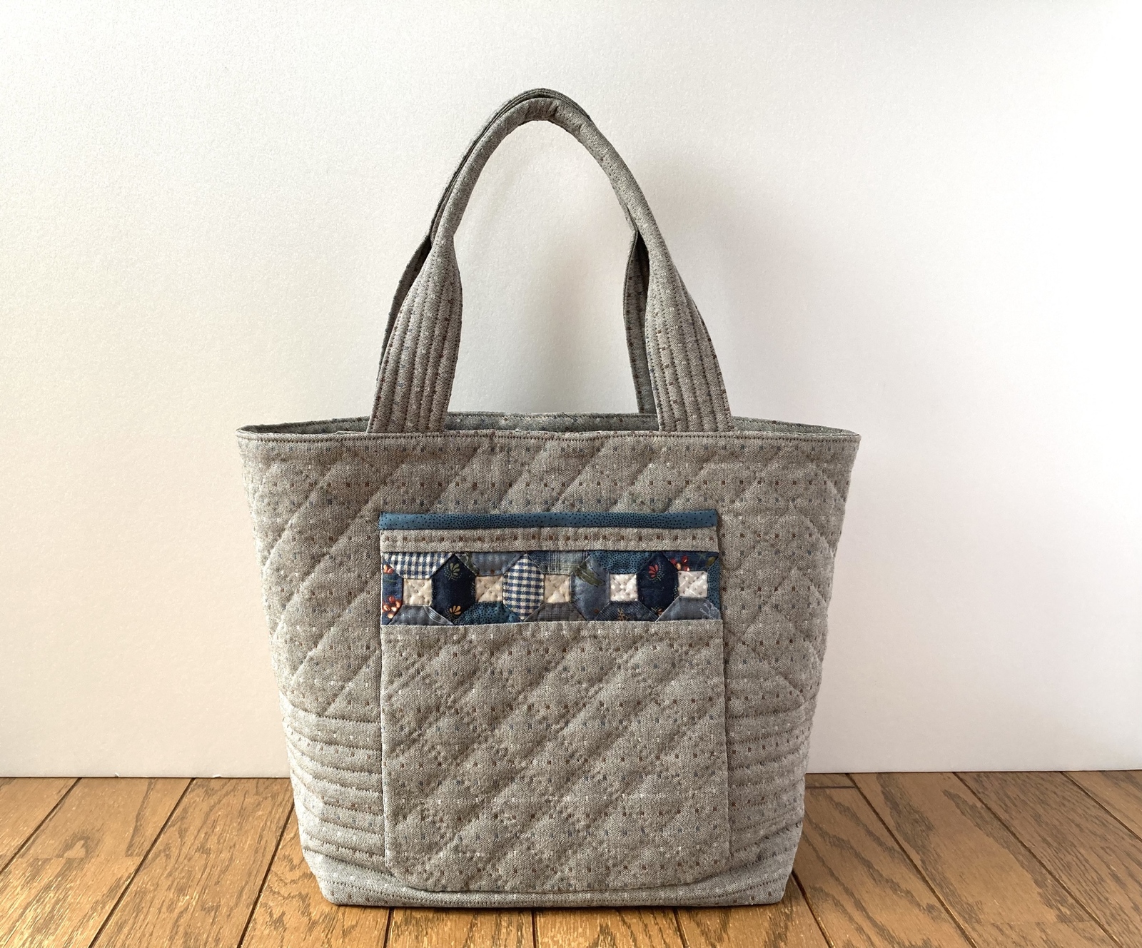 ブルーグレーのパッチワークキルトバッグ - lilla＊GALLERY