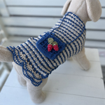 いちごポシェット付き🍓手編み犬服　ブルーストラップ