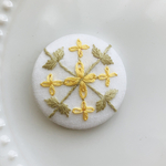 刺繍くるみボタン（ヘアゴム/ブローチ）