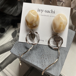 ピアス オフホワイト シルバー サージカルステンレス 金属アレルギー対応 ゆらゆら 結婚式 フォーマル 秋