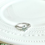 一点物　ダイヤモンドの2.5倍の輝き！ほのかにブルーがかったモアッサナイトのシンプルリング／1ct