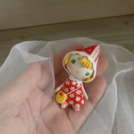黄色の斜めがけカバンのお人形さん