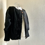 少しだけ模様の入ったシンプルなカーディガン