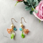 コーラルピンクの花とチェコビーズのピアス・イヤリング