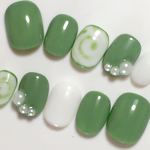 パールが可愛いお抹茶ラテネイル