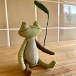 小さなかえるのぬいぐるみ