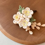 【七五三】梅の花3輪のパッチンピン　乳白　アイボリー