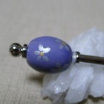 薄紫に銀ラメ小花の陶玉かんざし（楕円）
