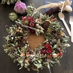 「秋を召し上がれ🍂🥘🥄」パエリア鍋にアレンジしたような秋リースです。こちらはちょっぴり大人な感じに。ダークなレッドにネイティブフラワーを少し加えております。ハロウィン早割適応4900→4410