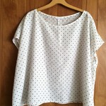 ★お試し価格★　プルオーバーブラウス　白×黒の水玉(シュシュ付き）　