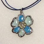 メタルパーツのブルーのお花ネックレス（シルバー）