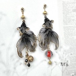 縁起の良い黒金魚のゆらゆらピアス