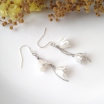 デザインウェーブとお花のピアス／イヤリング