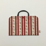 ぺたんこだけど、いっぱい入るバックインバック『クラシカルなフラワーストライプ』レッド
