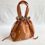 ボタニカル刺繍の巾着トート/キャメル