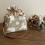 外ポケット付き巾着袋　持ち手付き　北欧ナチュラルベージュのお花