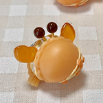 かにマカロン　みかん　ピンバッジ