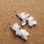 neko3322様オーダー品　　蒼と白の花びらとチェコビーズのピアス