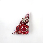 con Rojo  Antique Silver Beads Reunion  ビンテージボタンつき  三角形のビーズ刺繍ブローチ  