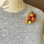 秋色羊毛フェルトボールのブローチ 茶 黄緑 オレンジ 葉っぱつき