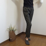 きれいなリラックス感・ストレッチニットデニムのジョグパン・ダークネイビー×ベージュ