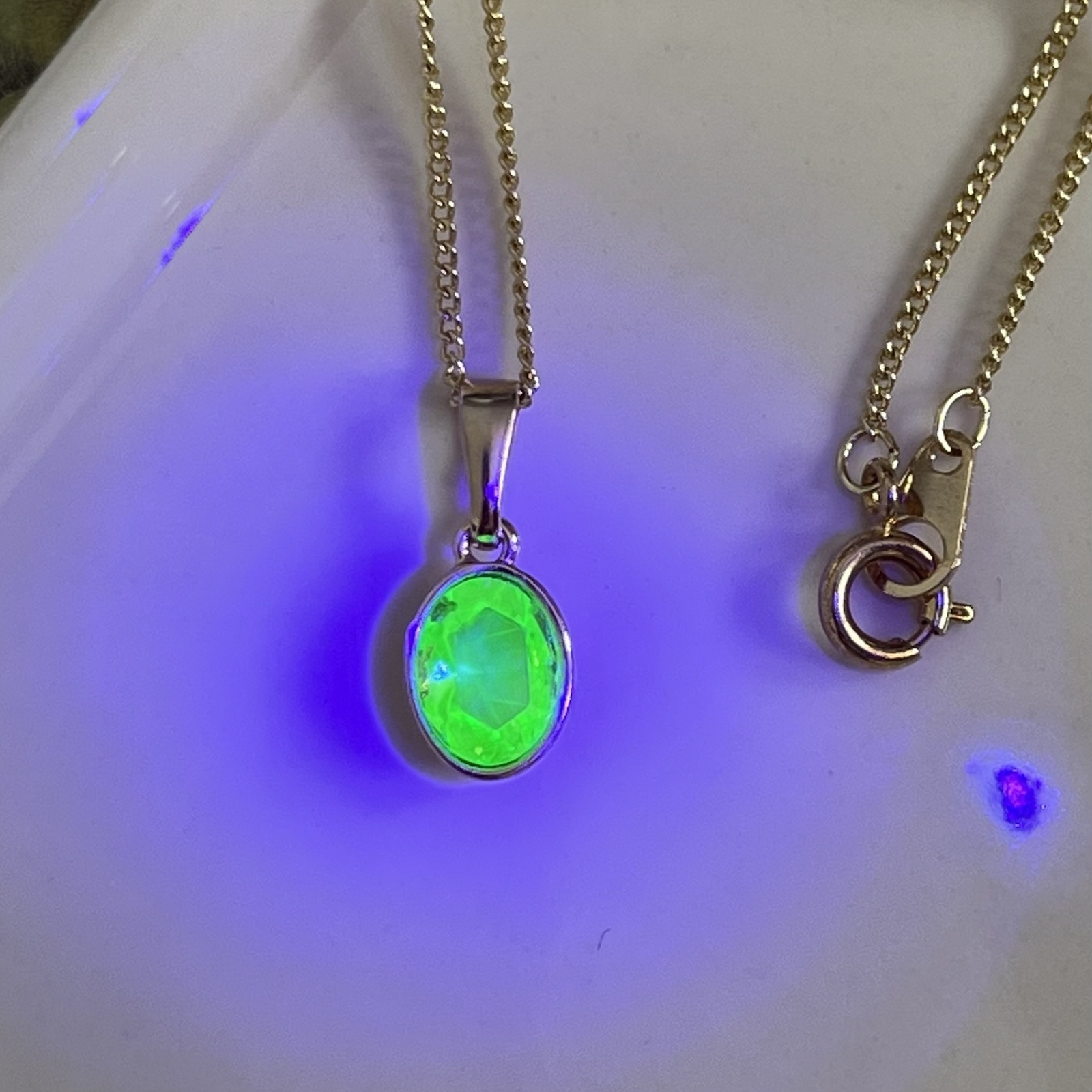 再販×2》vintage ペリドット ウランガラスminiネックレス 