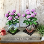 💜粘土の花〓ぽってりグリーン/ピンク💜クリア瓶の可愛いアカツメクサ✳︎🍀【瓶・ダークブラウンチェック敷布付き】★各1点★【受注制作】