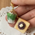 ミニチュアパン　あんバタートーストと抹茶ラテチャーム