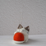オリジナル陶器猫「ねこのひげ枕」招き猫タイプ   茶サバ　ブチ　糸目