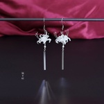 *:.。.:*゜白 彼岸花 *:.。.:*゜ピアス（イヤリング）white ゆらゆら 和装 ディップアート