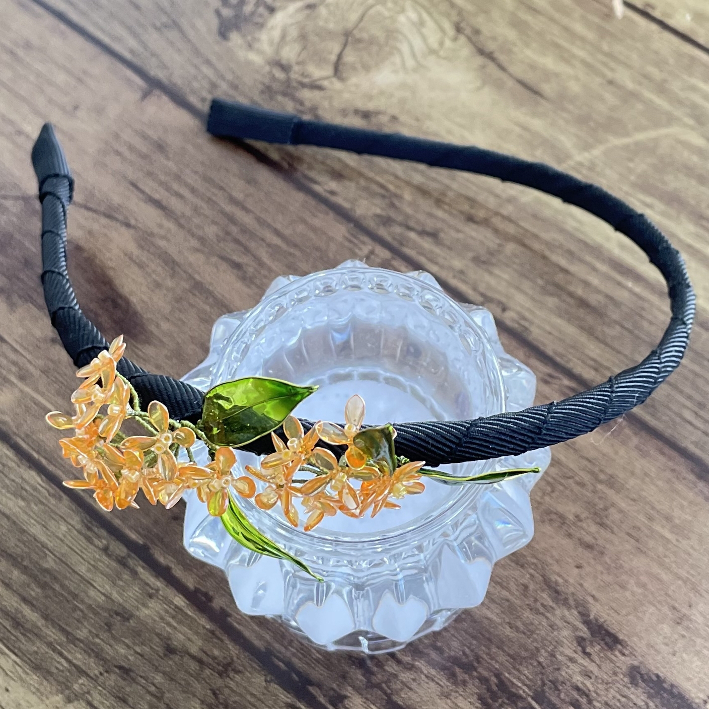 ゴールドの花と葉のカチューシャ 金色の葉 小枝アクセサリー ゴールド ヘッドドレス カチューシャ