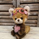 胸にピンクハートのレッサーパンダ