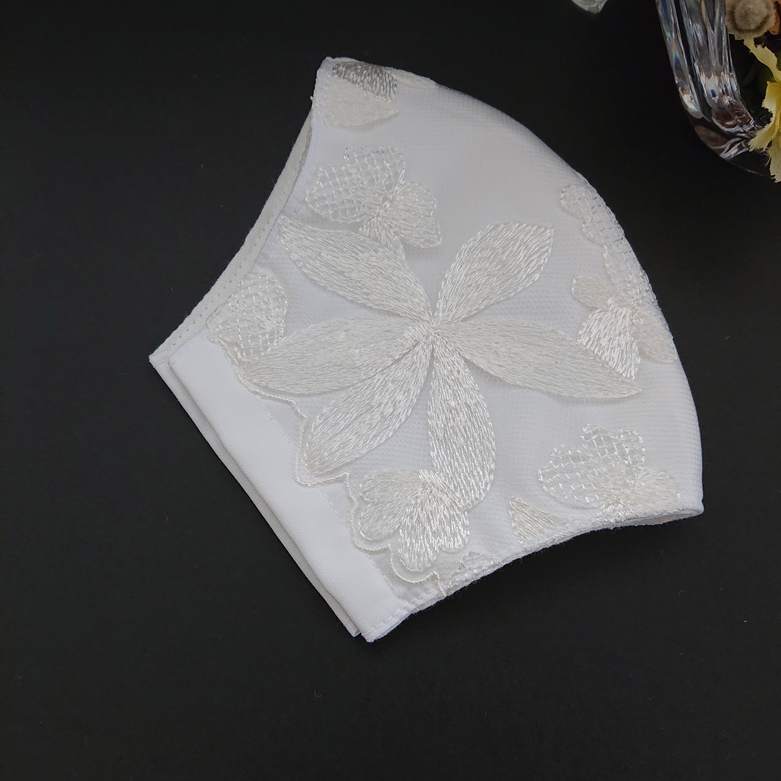 🉐チュールレース刺繍マスク(オフホワイトの花) - HITUJIROSE'S