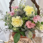 イエローローズのバスケットアレンジメント　アレンジメント　バスケット　プレゼント　ギフト　敬老の日　結婚祝い　誕生日祝い　アーティフィシャルフラワー　卒業祝い　入学祝い