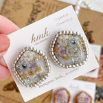 ピアス　イヤリング　ビーズ刺繍　グレー　五角形　レジン　レジンアクセサリー　レジンアクセ　レジンピアス　レジンイヤリング　ドライフラワー　刺繍ピアス　刺繍イヤリング