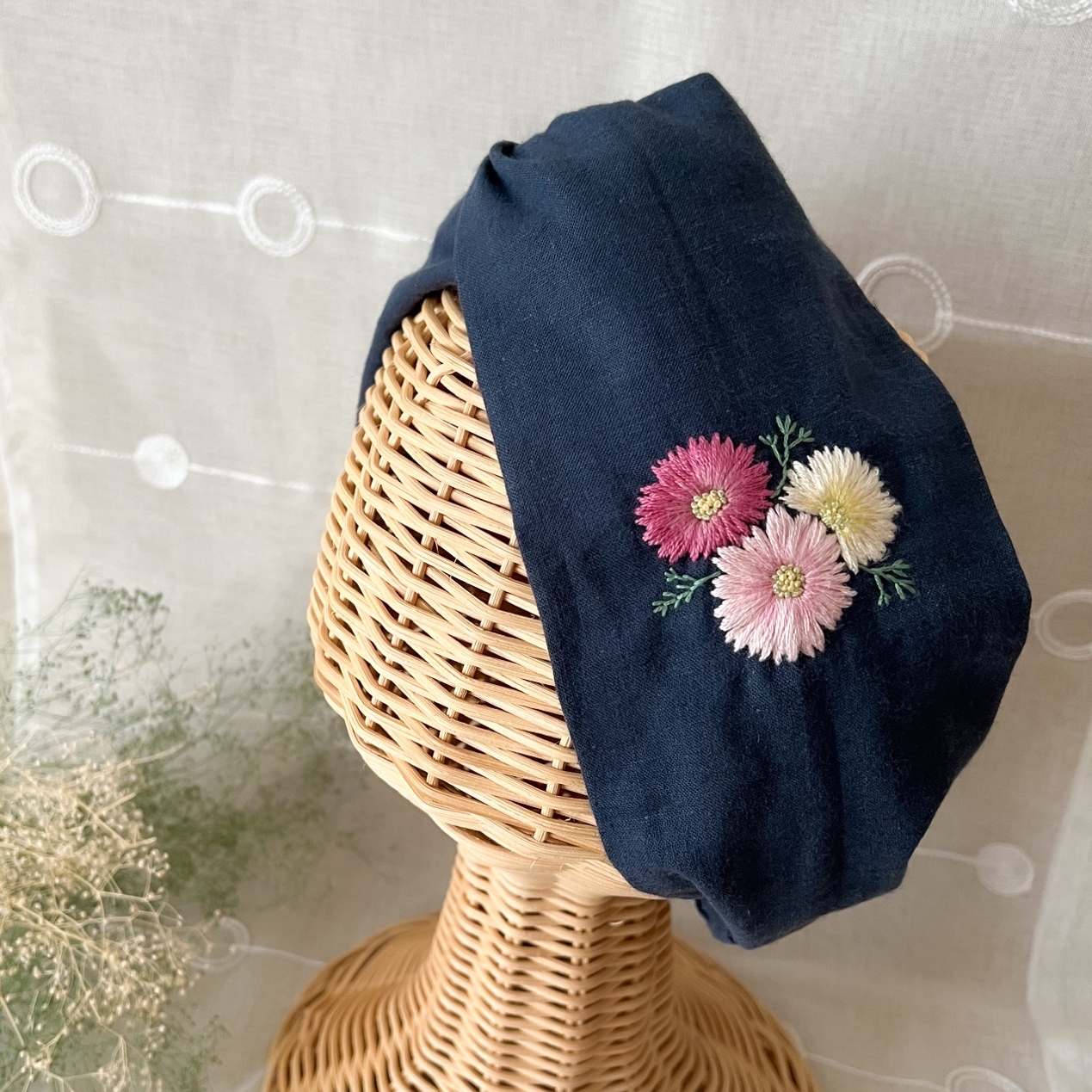 ピンクのコスモスの刺繍ヘアターバン・ヘアバンド(華やか刺繡・ミッドナイトブルー)/ハーフリネン