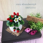 【💜再販】粘土の花〓ぽってりポットのミニ苺ちゃん✳︎🍓麻布付き♪ ◆❤️花器4㎝
