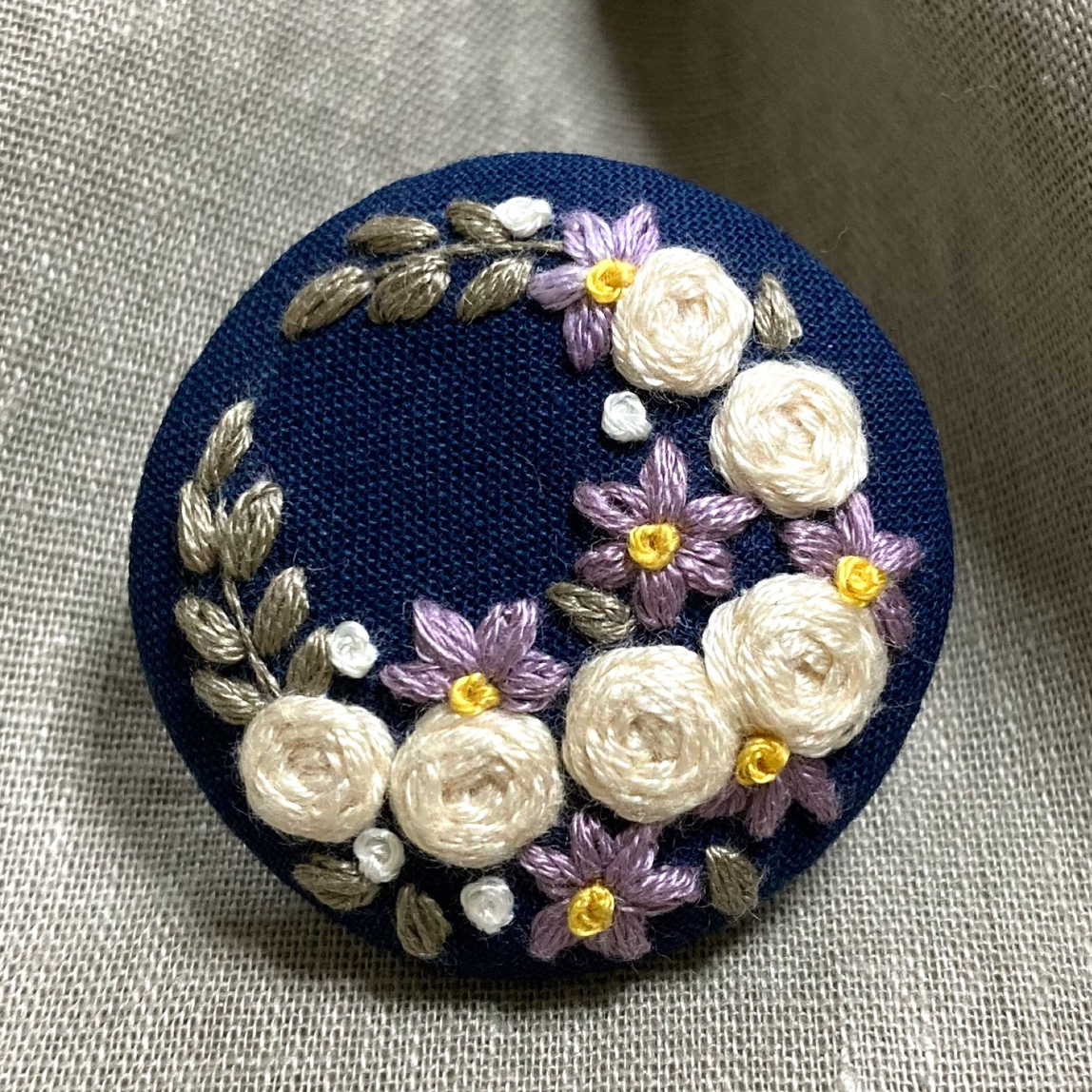 バラの刺繍 ブローチ/ヘアゴム - こげら's GALLERY | minne