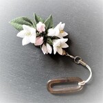 つまみ細工　白花ヤツシロソウの根付ストラップ